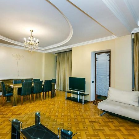 Vip Apartment Number One Баку Екстериор снимка