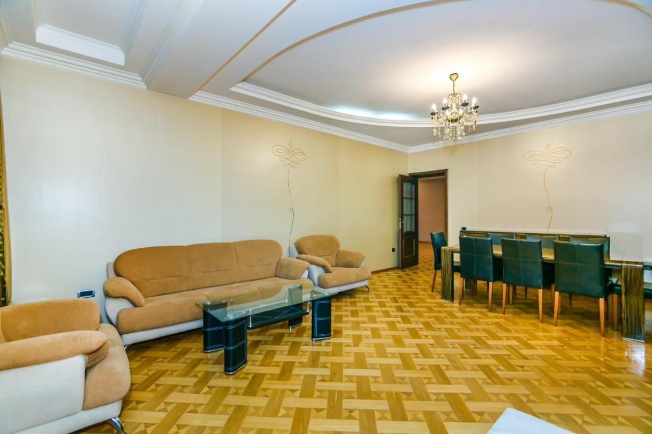 Vip Apartment Number One Баку Екстериор снимка