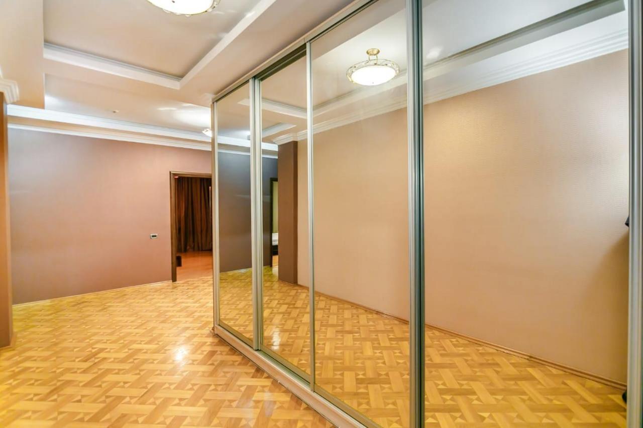 Vip Apartment Number One Баку Екстериор снимка