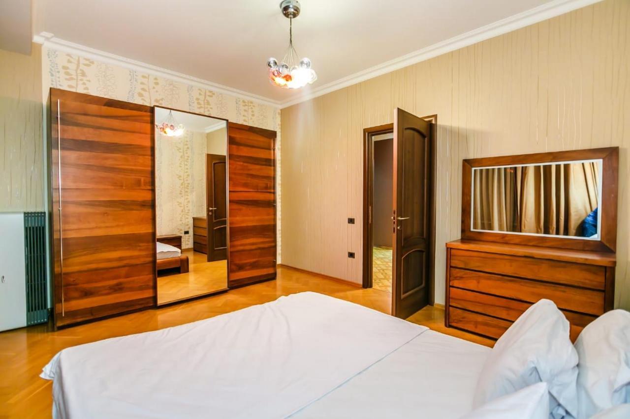 Vip Apartment Number One Баку Екстериор снимка