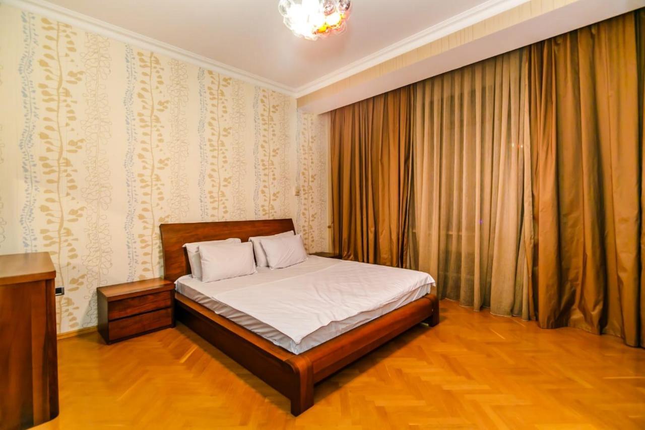 Vip Apartment Number One Баку Екстериор снимка