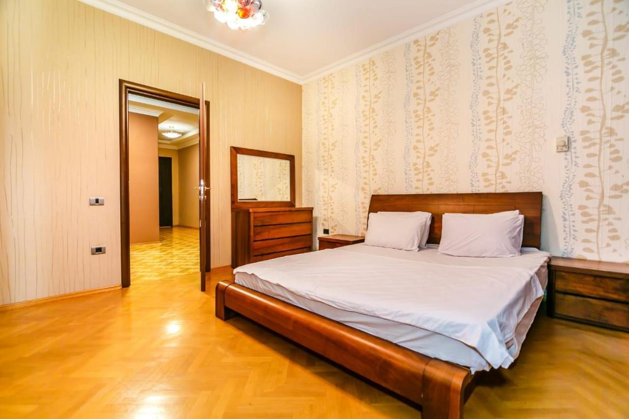Vip Apartment Number One Баку Екстериор снимка