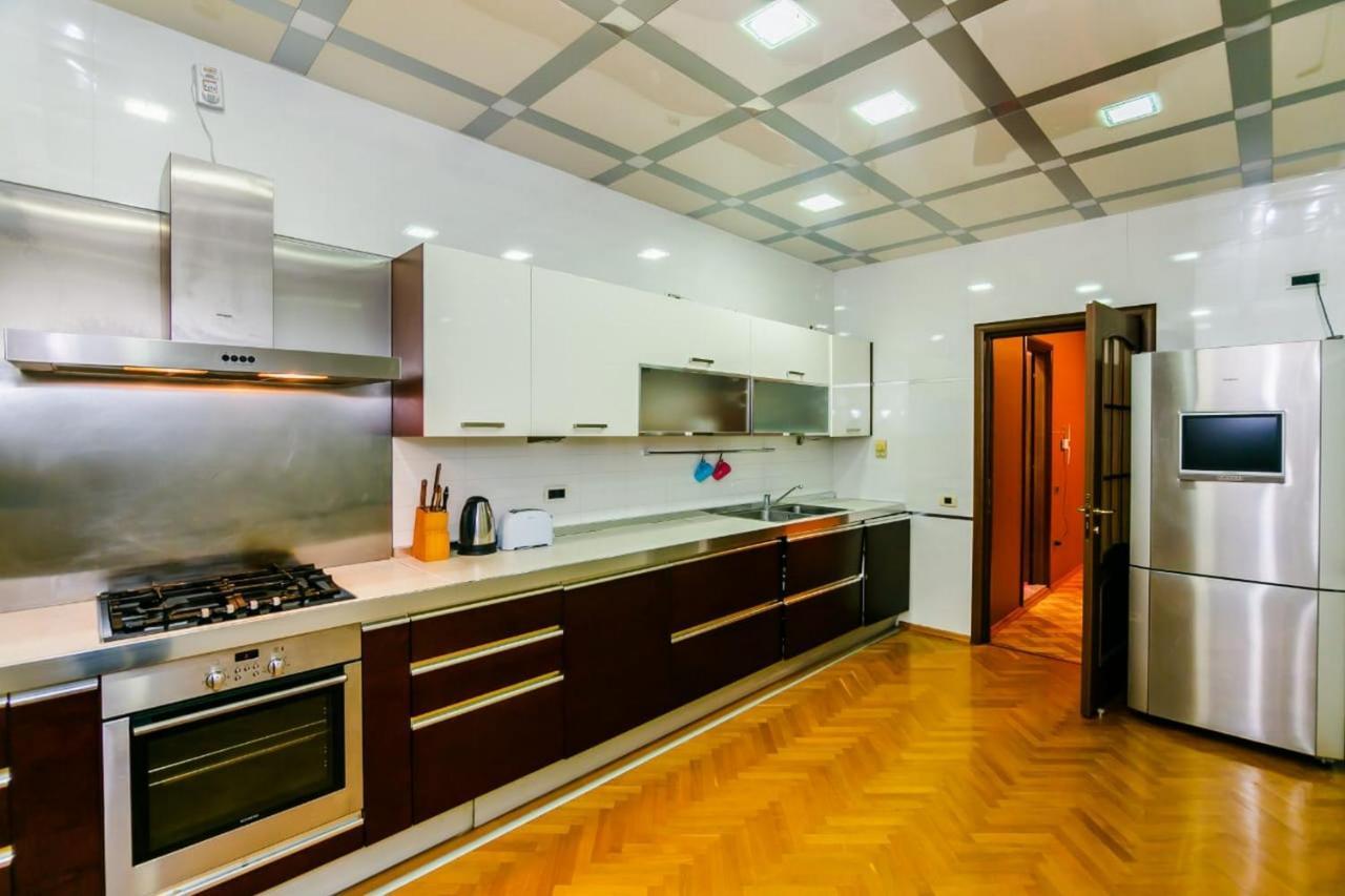 Vip Apartment Number One Баку Екстериор снимка