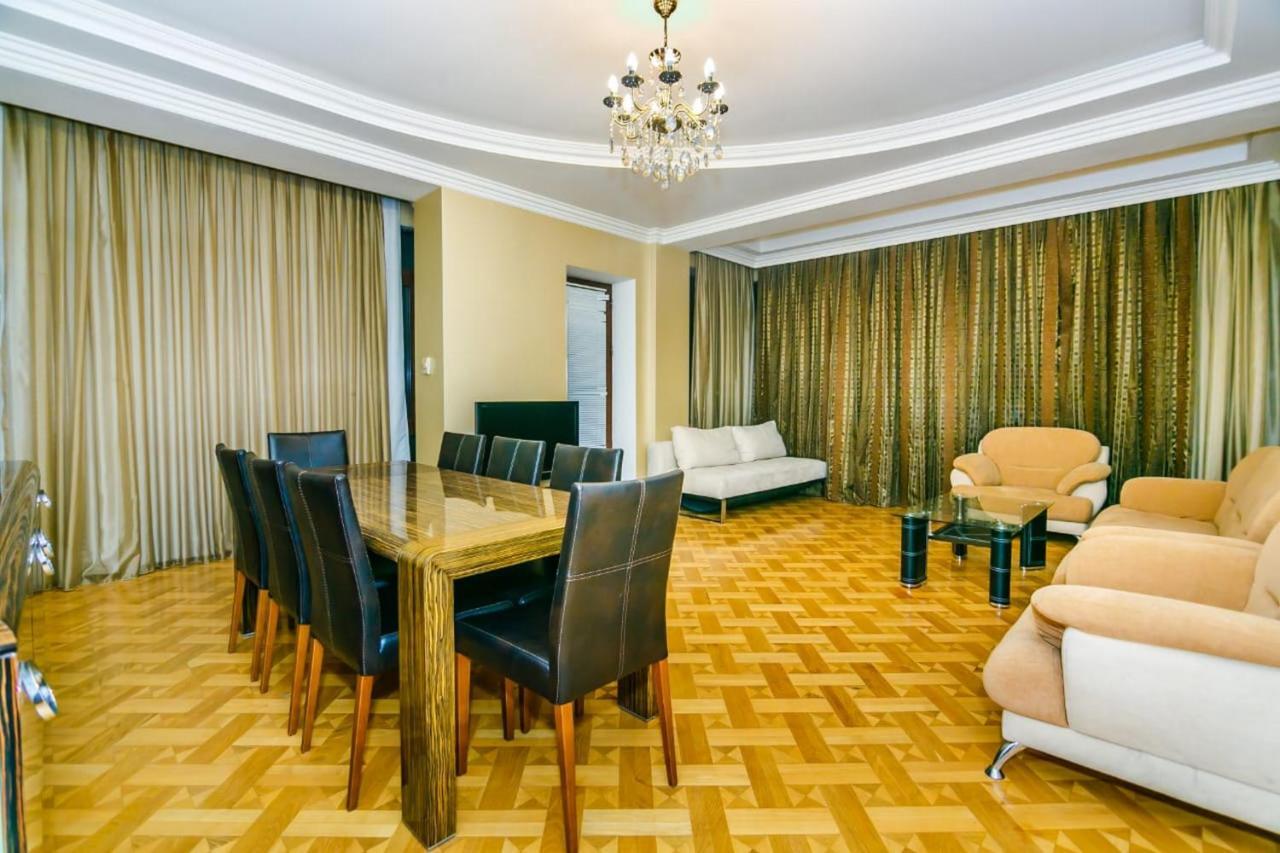 Vip Apartment Number One Баку Екстериор снимка