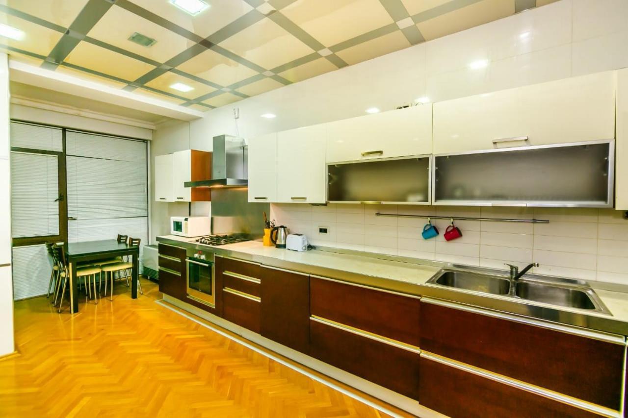 Vip Apartment Number One Баку Екстериор снимка