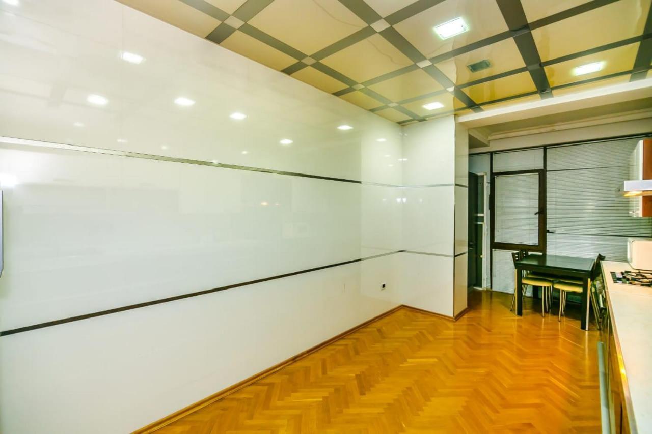 Vip Apartment Number One Баку Екстериор снимка